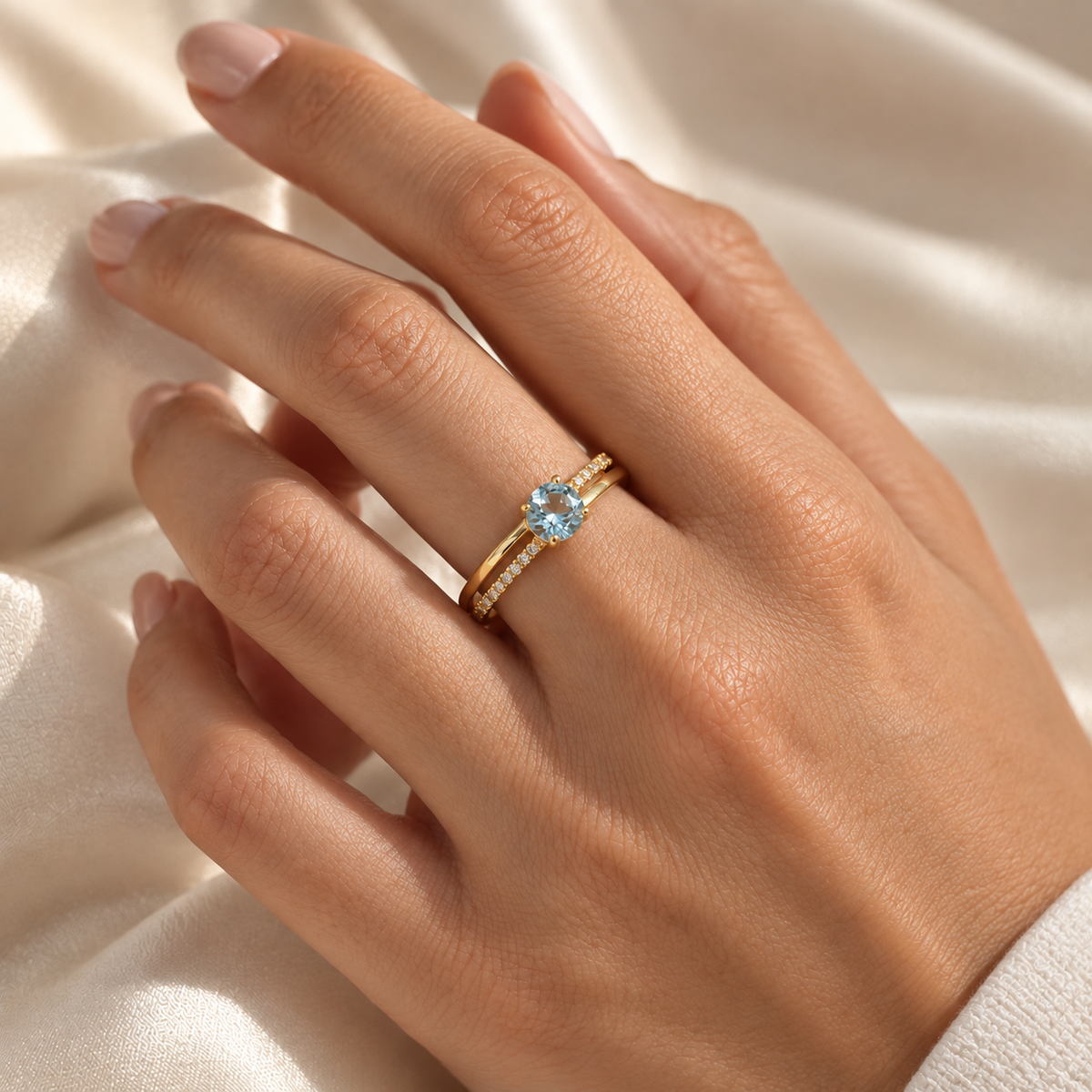 Anillo Ezio con Diamante de Laboratorio en oro puesto en la mano desde otro ángulo