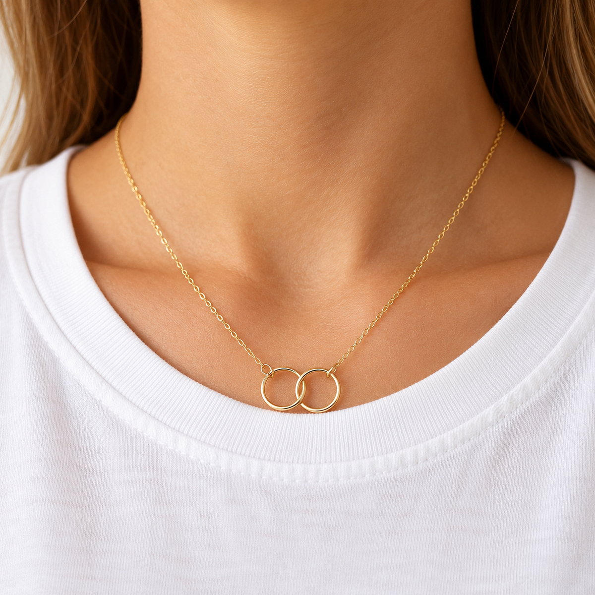 Collar de dos aros entrelazados de oro 9K puesto en el cuello