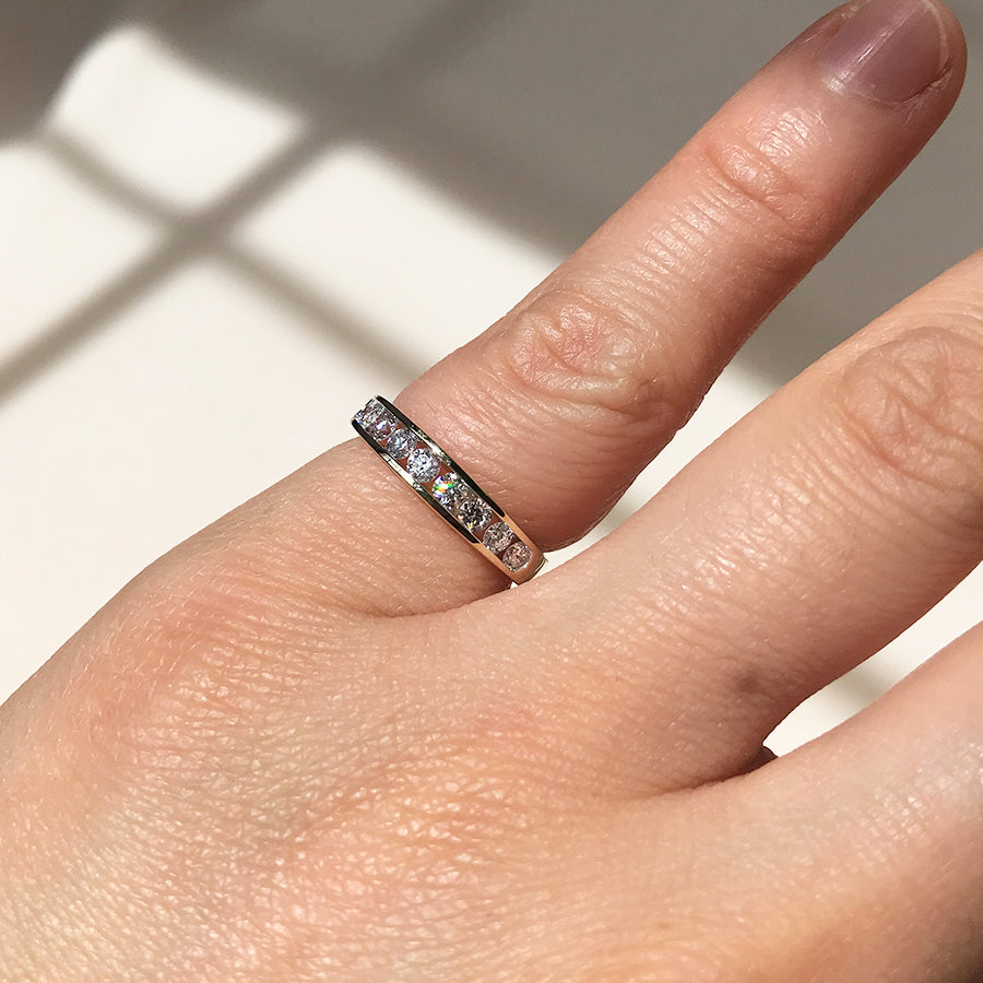 Anillo Media Alianza con Diamante de Laboratorio en Oro 9k