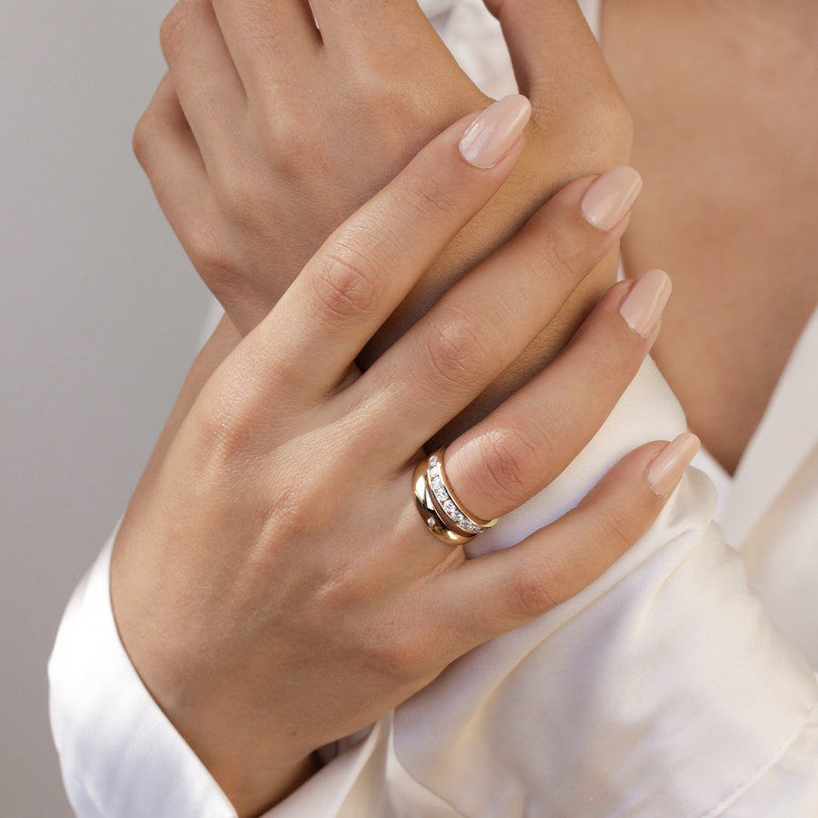 Anillo Media Alianza con Diamante de Laboratorio en Oro 9k