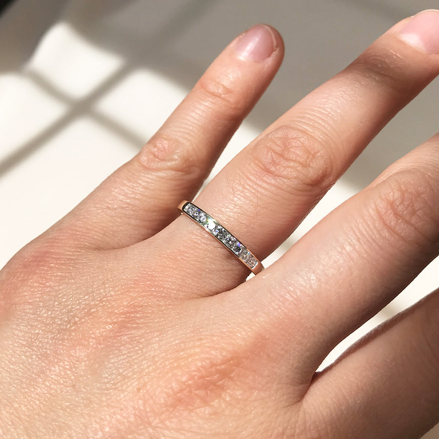 Anillo Media Alianza con Diamante de Laboratorio en Oro 9k