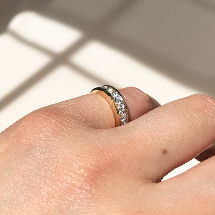 Anillo Media Alianza con Diamante de Laboratorio en Oro 9k