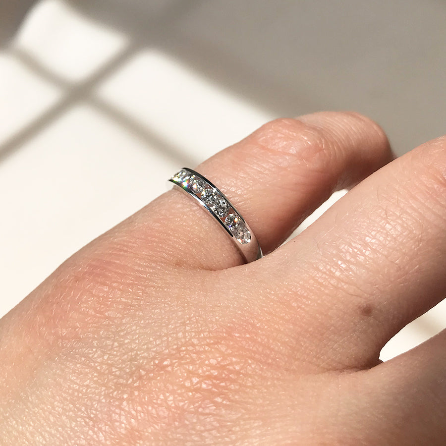 Anillo Media Alianza con Diamante de Laboratorio en Oro 9k