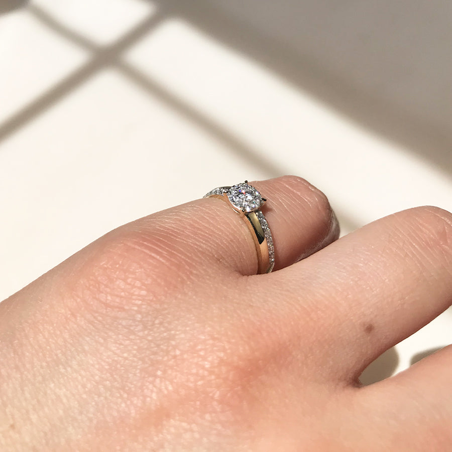 Anillo Solitario Americano con Diamante de Laboratorio en Oro 9k