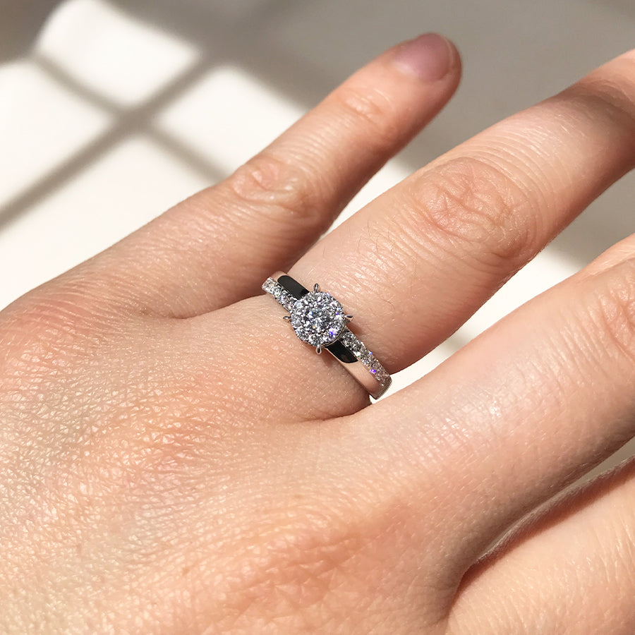 Anillo Solitario Americano con Diamante de Laboratorio en Oro 9k