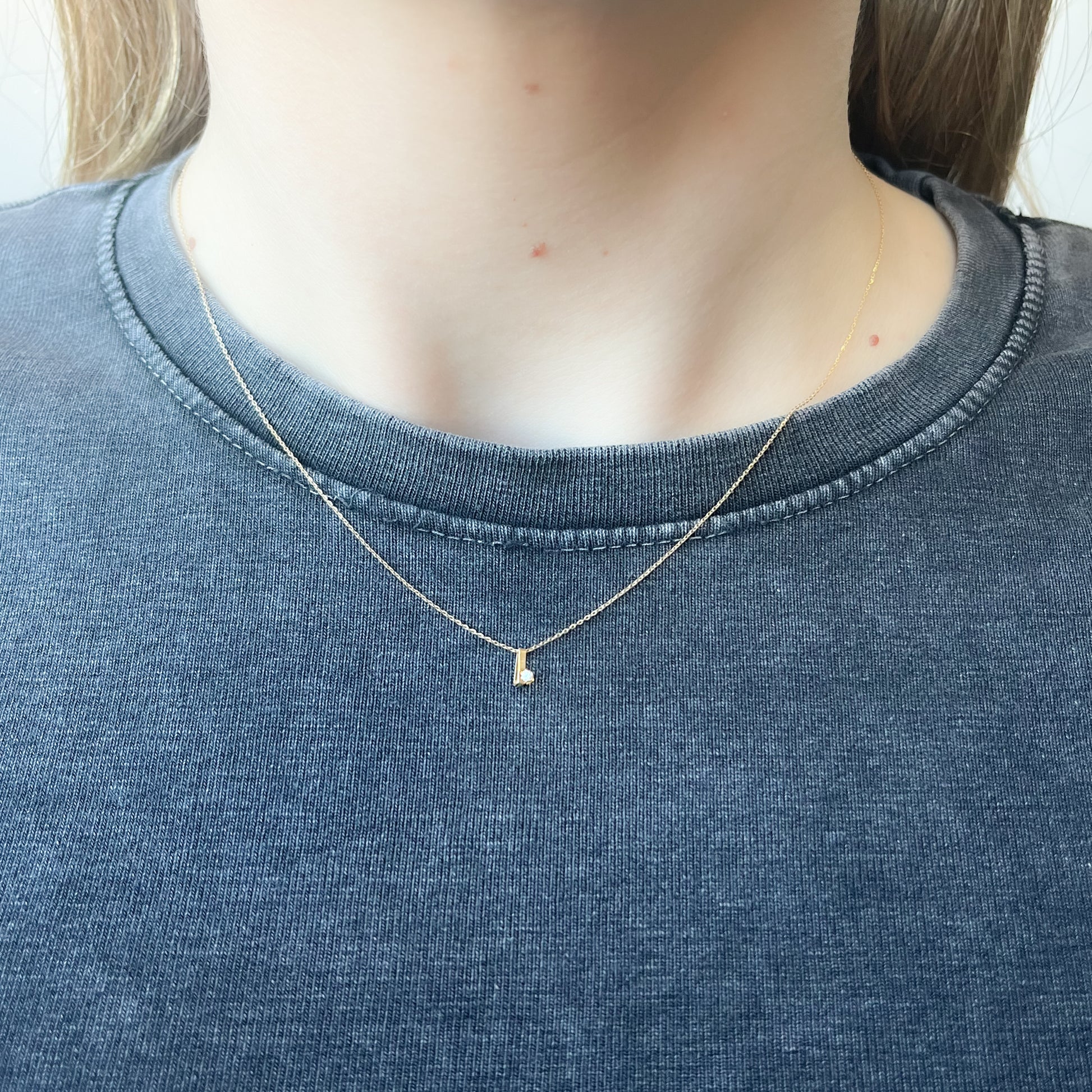 Collar Bisel Grabable con Diamante de Laboratorio en Oro 9k