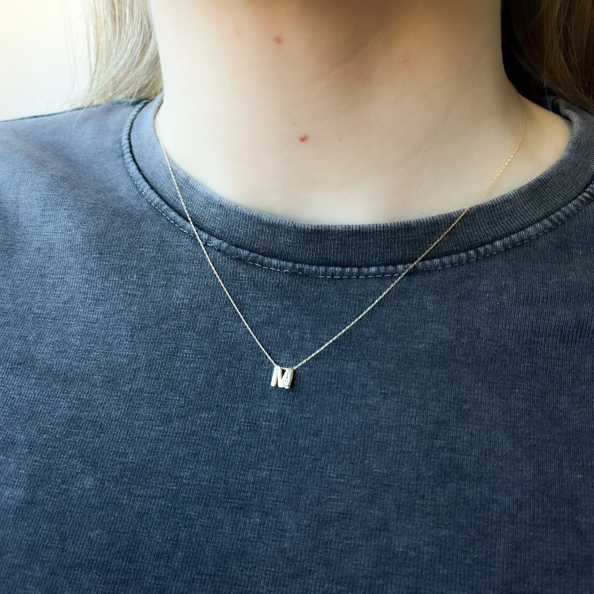 Collar Bisel Grabable con Diamante de Laboratorio en Oro 9k