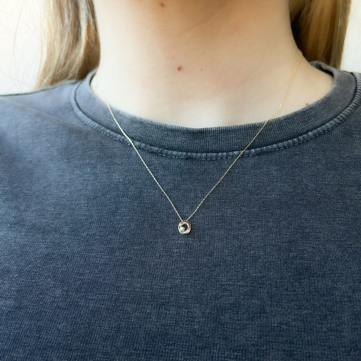 Collar Bisel Grabable con Diamante de Laboratorio en Oro 9k