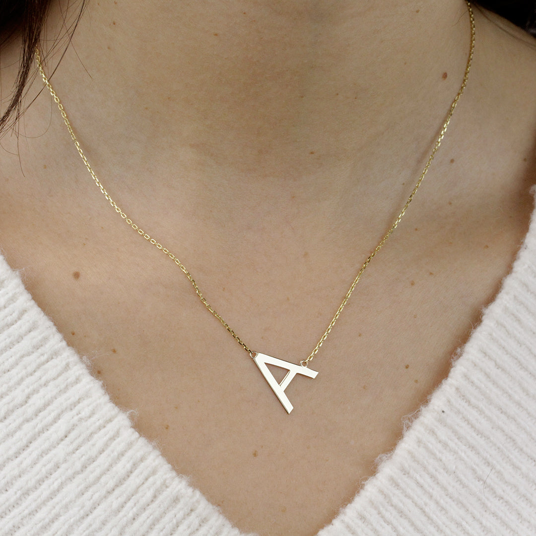 Collar con inicial Tumbada