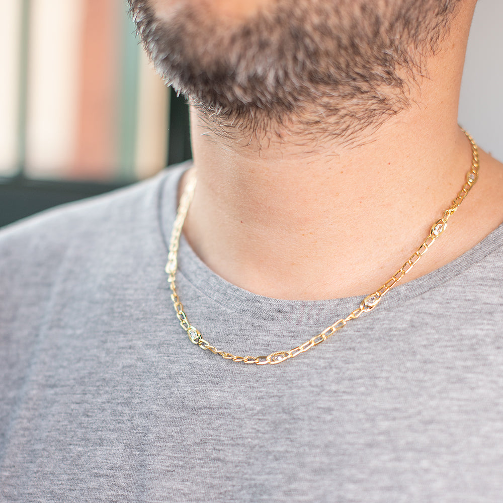 Detalle de las circonitas del collar de oro de 18 quilates