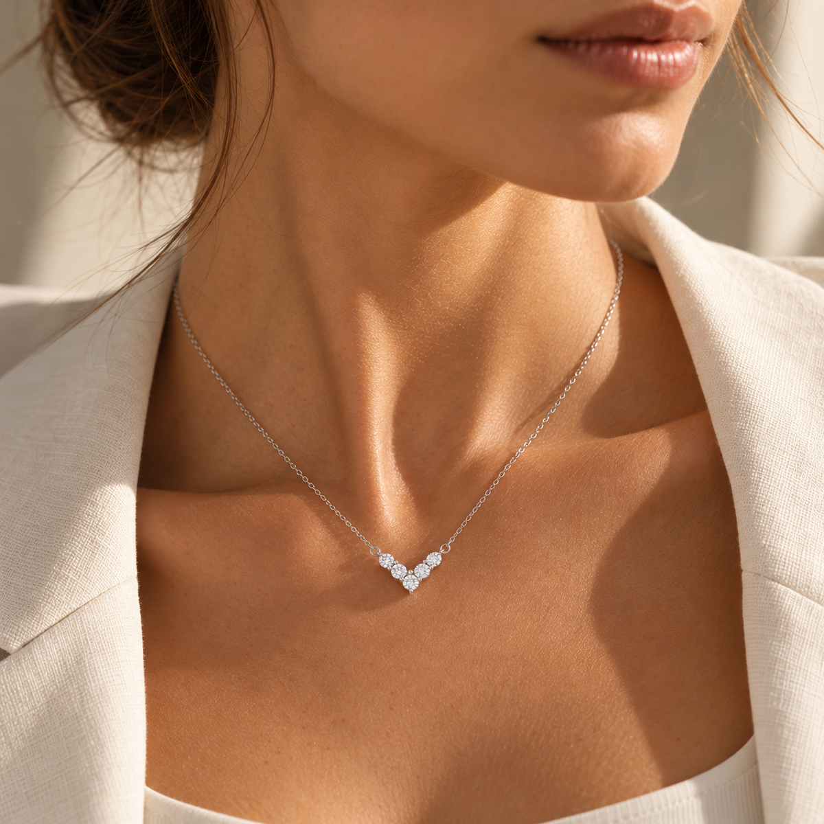 Collar Moissanita de Plata 925 con Nombre Grabado – puesto, a tamaño real