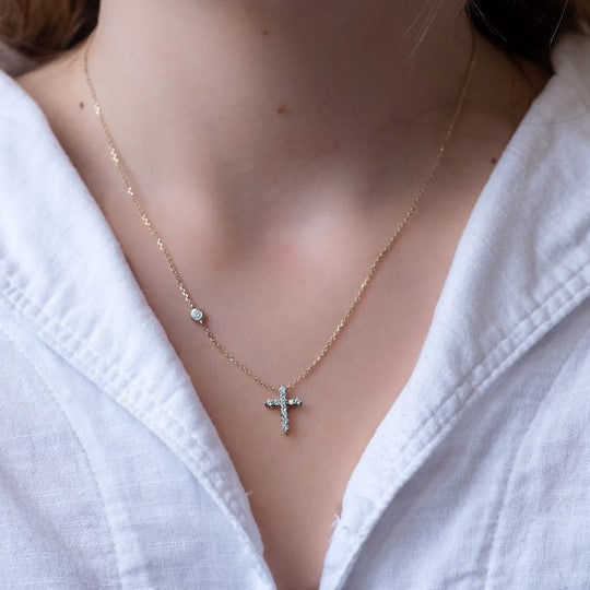 Collar Cruz con Diamante de Laboratorio en Oro 18k