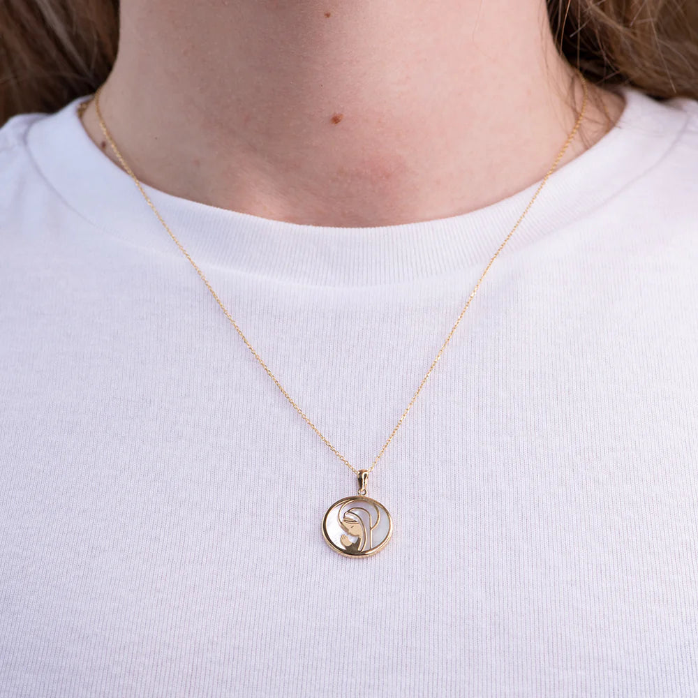 Colgante Virgen Niña de Oro 18K con Nácar