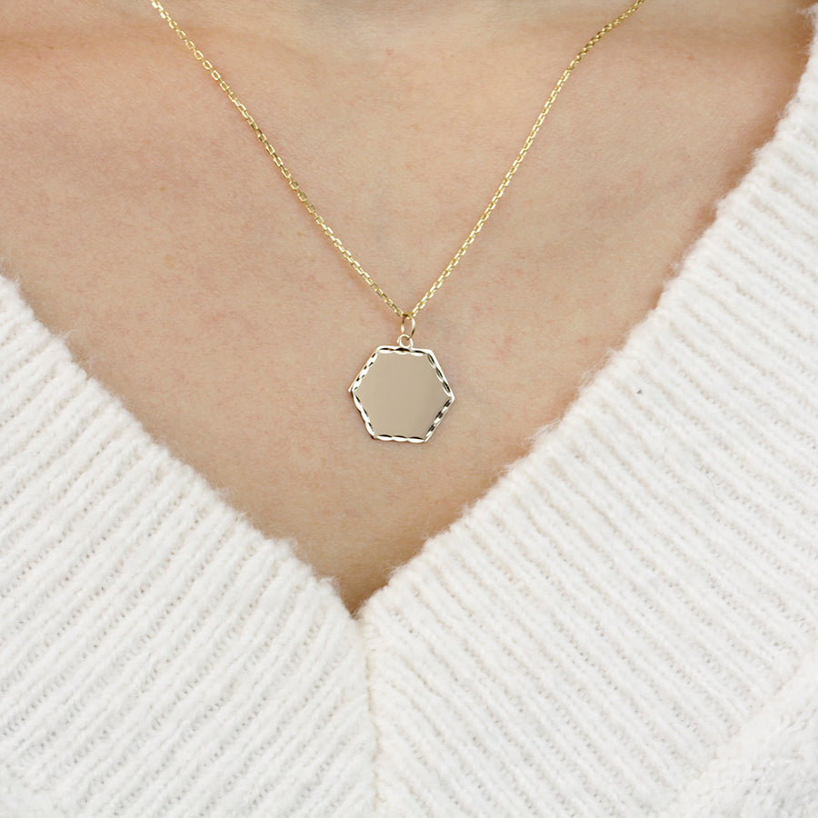 Colgante Hexagonal Tallado de Oro Personalizado