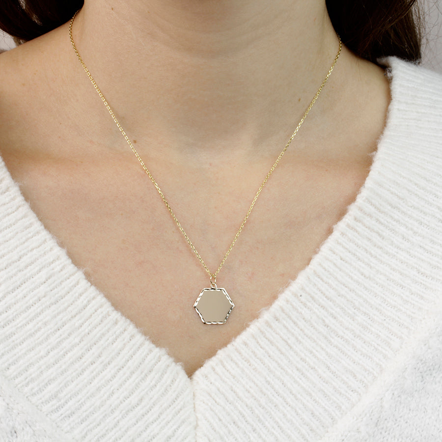 Colgante Hexagonal Tallado de Oro Personalizado
