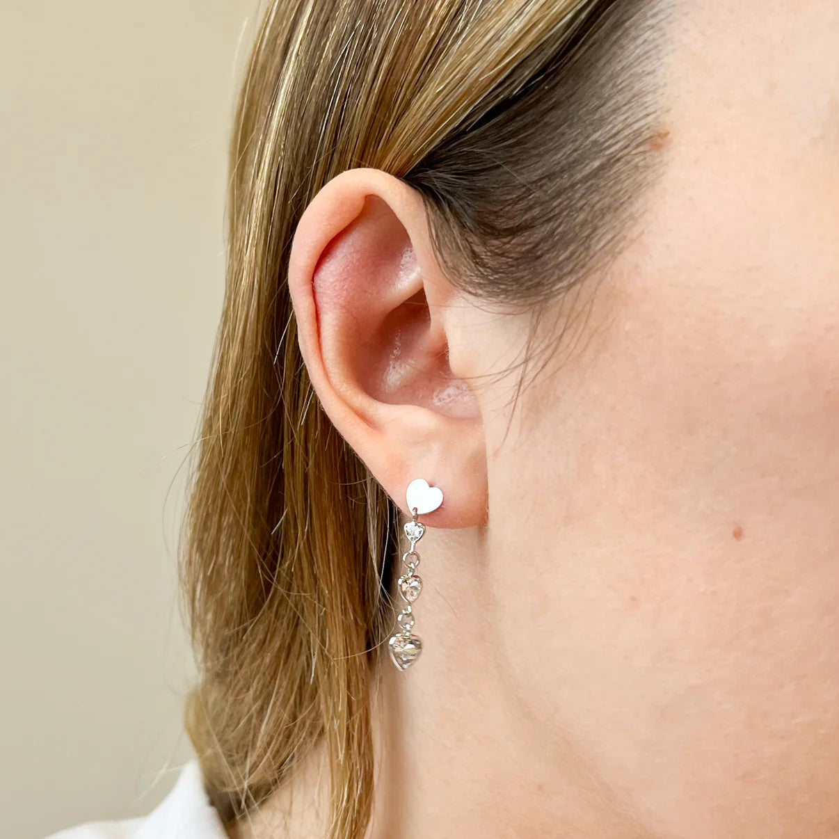 Pendientes Largos de Oro con Corazones y Circonitas