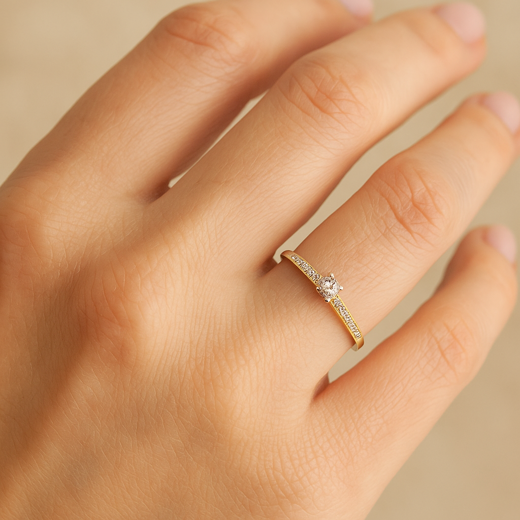 Anillo de Oro 9K con Diamante de Laboratorio para Mujer puesto en la mano