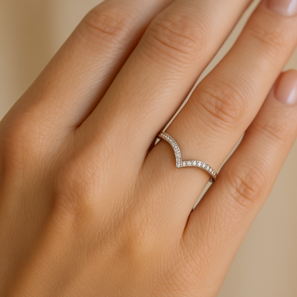 Anillo Boheme con Diamante de Laboratorio en Oro 9k puesto en la mano