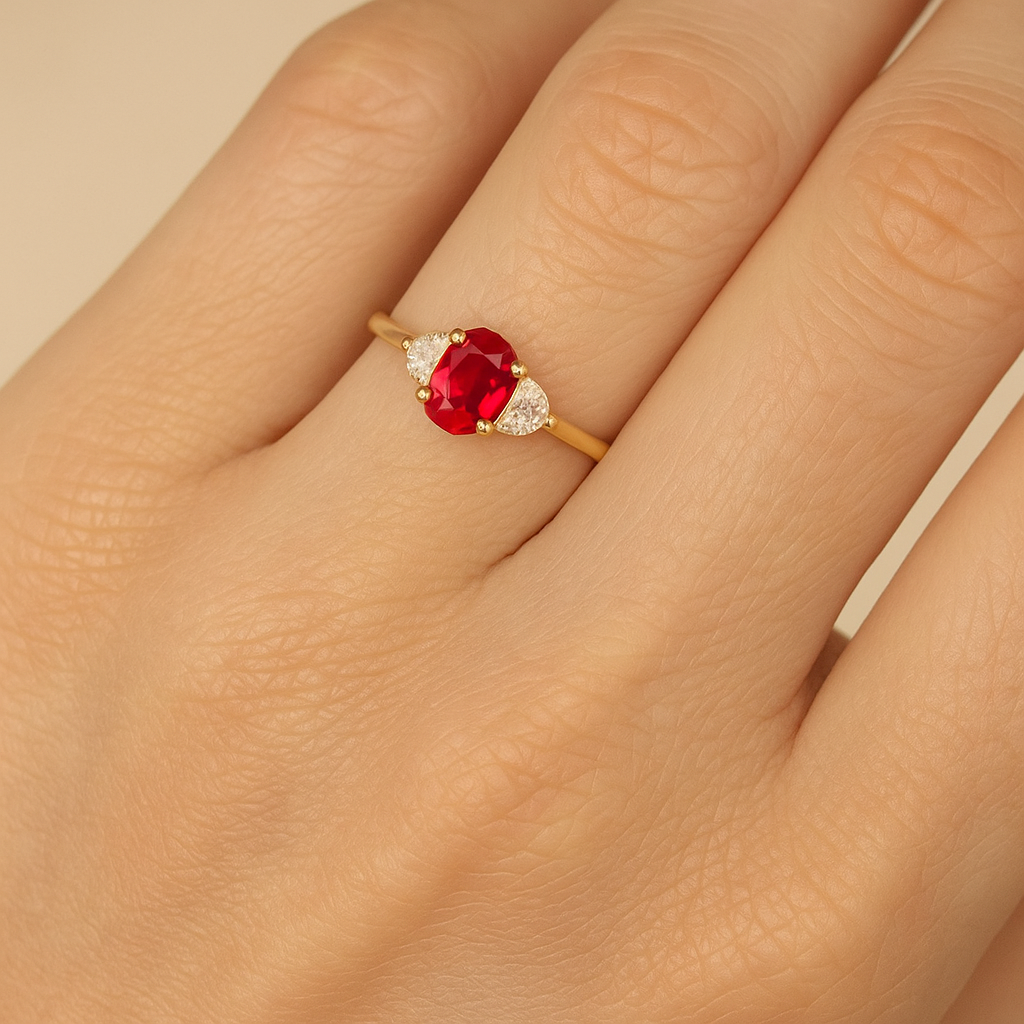Anillo de Oro 9K con Rubí y Brillantes para Mujer puesto en la mano