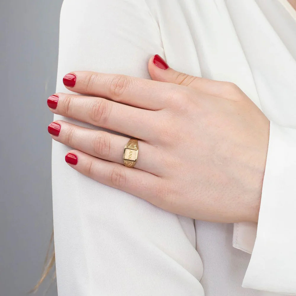 Anillo de Oro 9K Cadete con Nombre Grabado