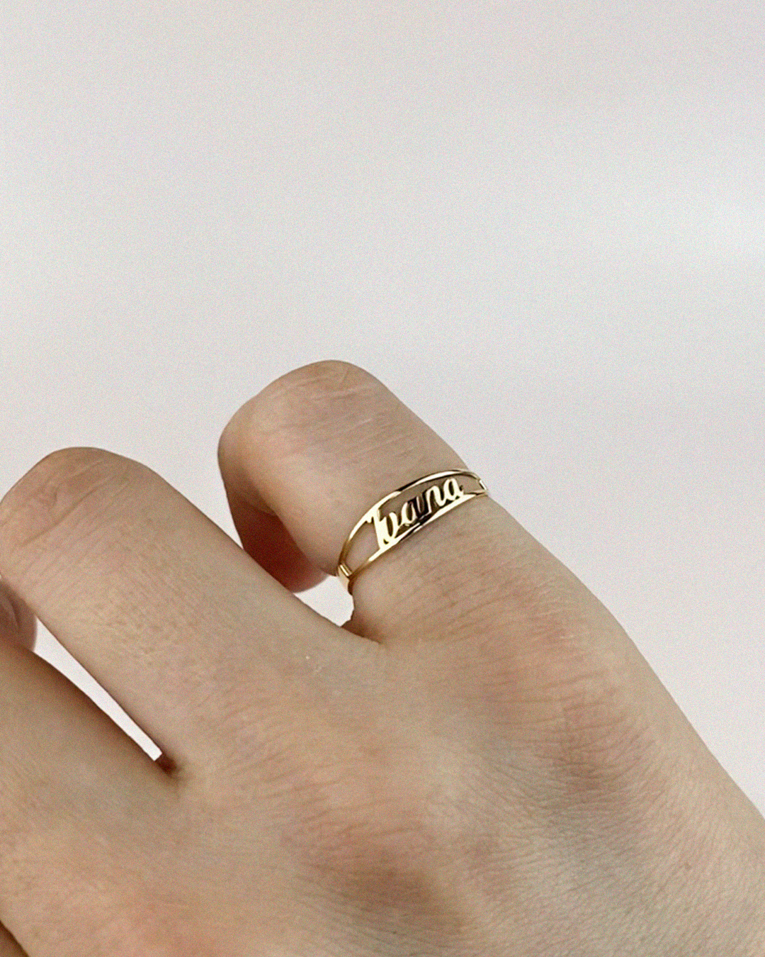 Anillo de Oro con Nombre Grabado