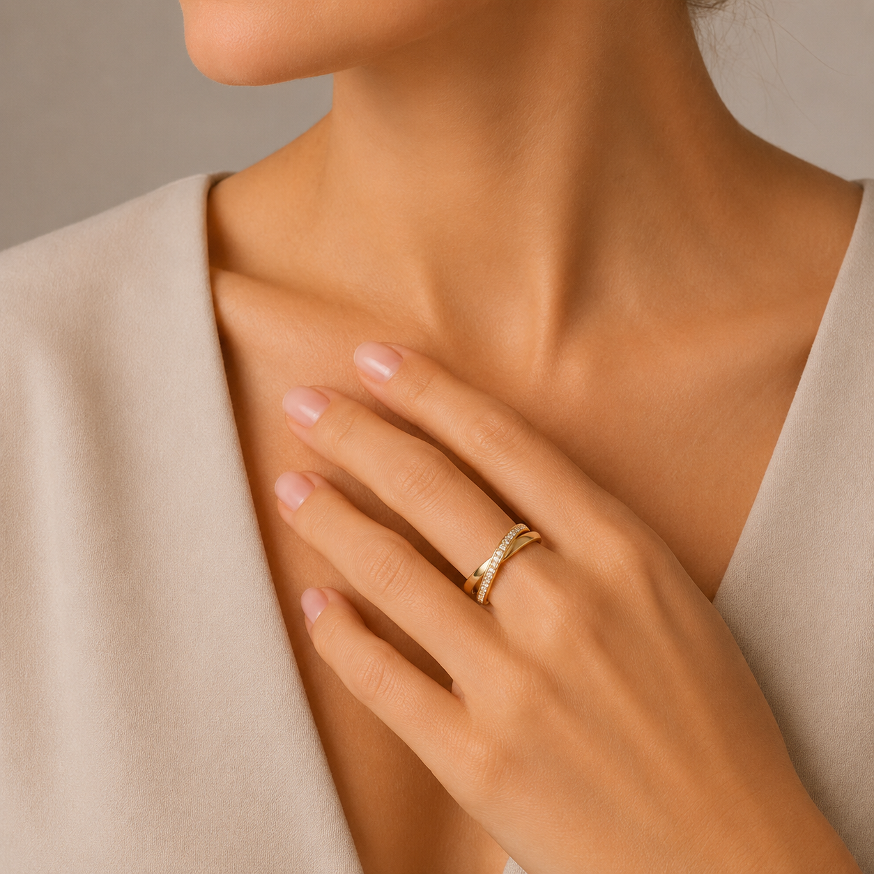 Anillo Cruzado de Oro 9K con Circonitas