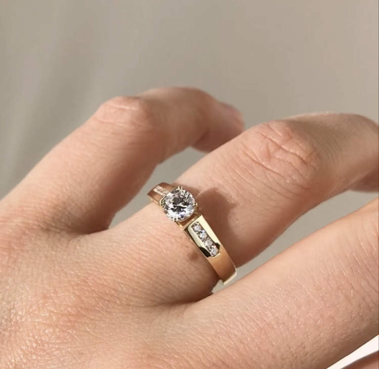 Anillo con Diamante de Laboratorio en Oro 18k
