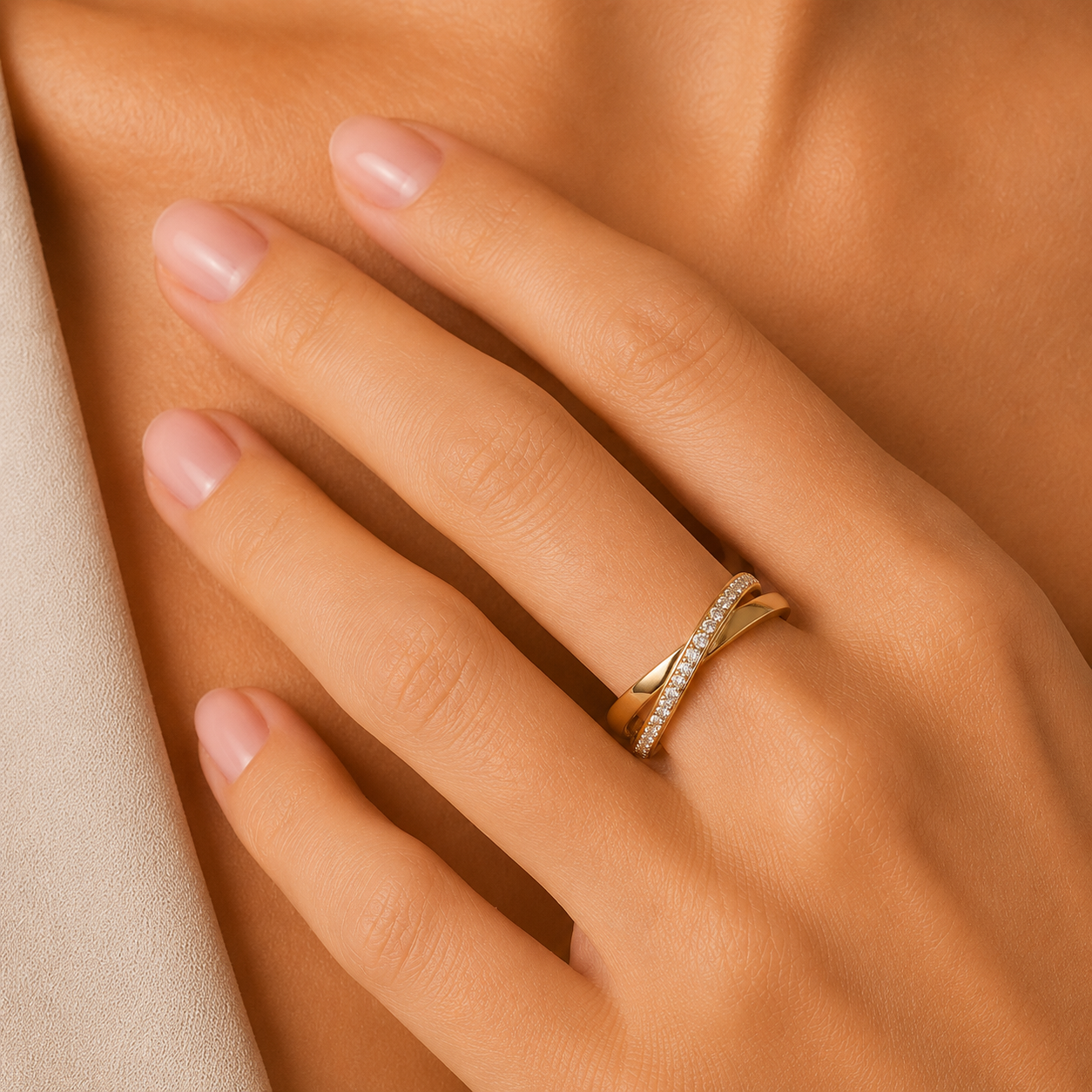 Anillo Cruzado de Oro 9K con Circonitas