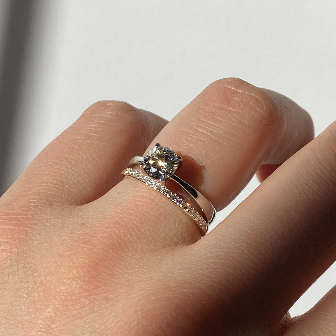 Anillo Media Alianza con Diamante de Laboratorio en Oro 9k