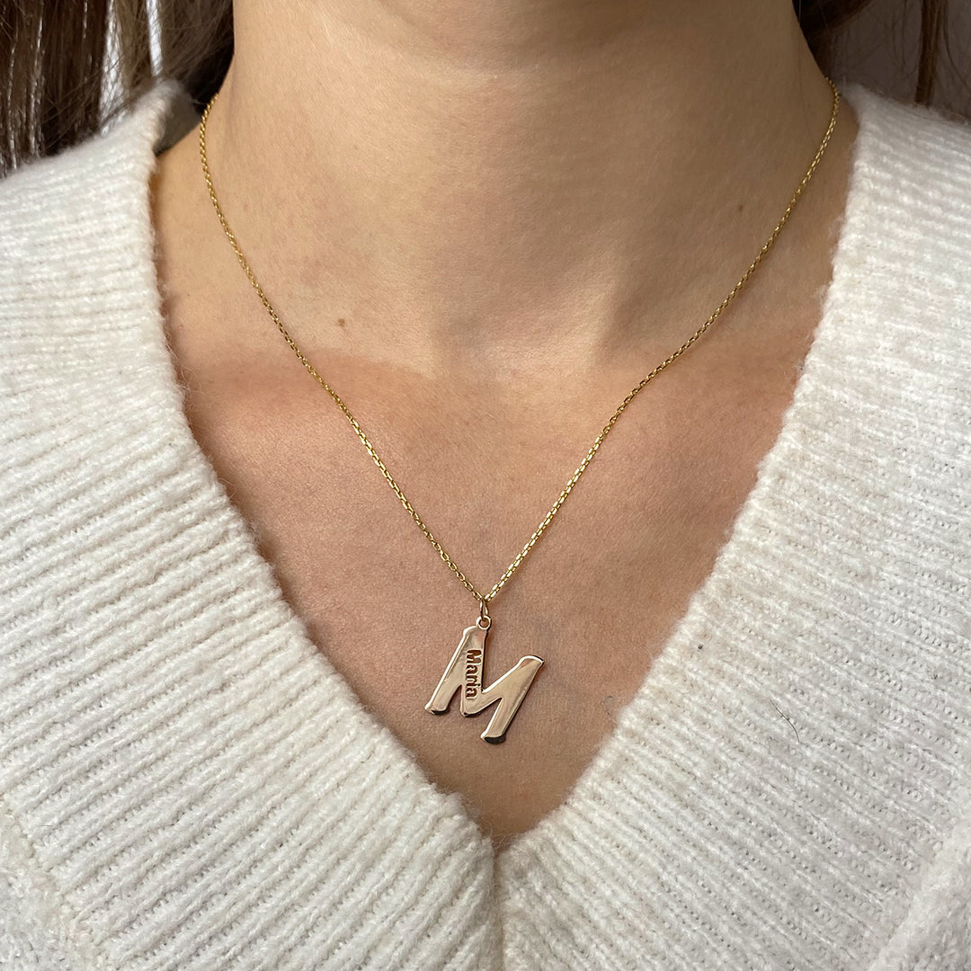 Colgante con inicial y Nombre Oro