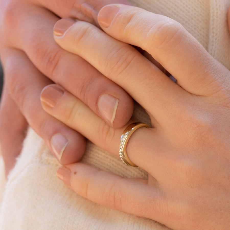 Anillo Cruz con Diamante de Laboratorio en Oro 9k
