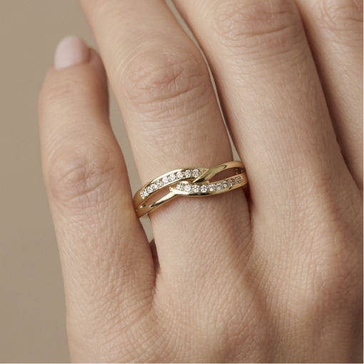 Anillo Bandas de Oro 9K con Circonitas
