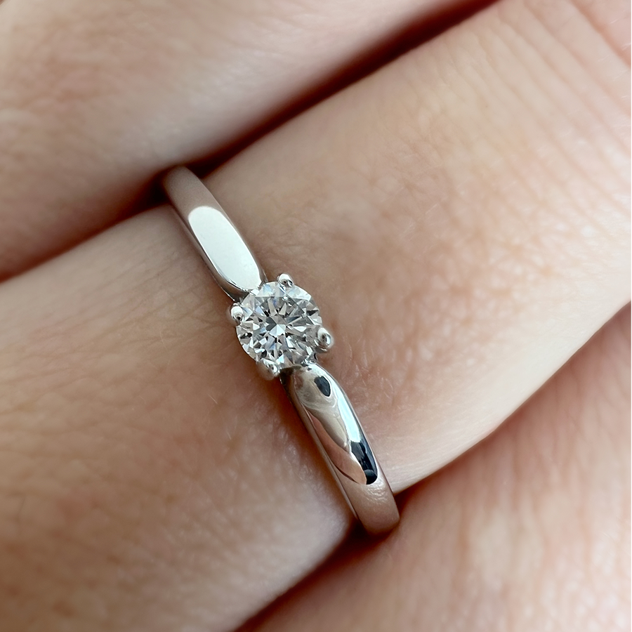 Anillo Amantis con Diamante de Laboratorio en Oro 18k