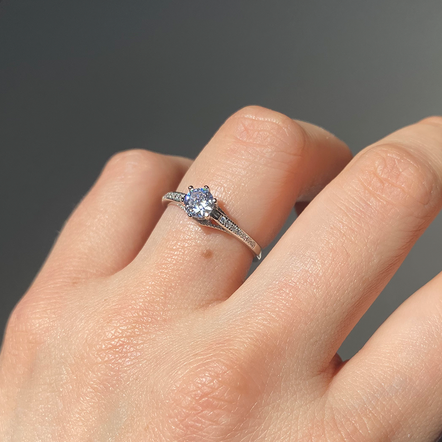 Anillo Americano con Circonita Redonda