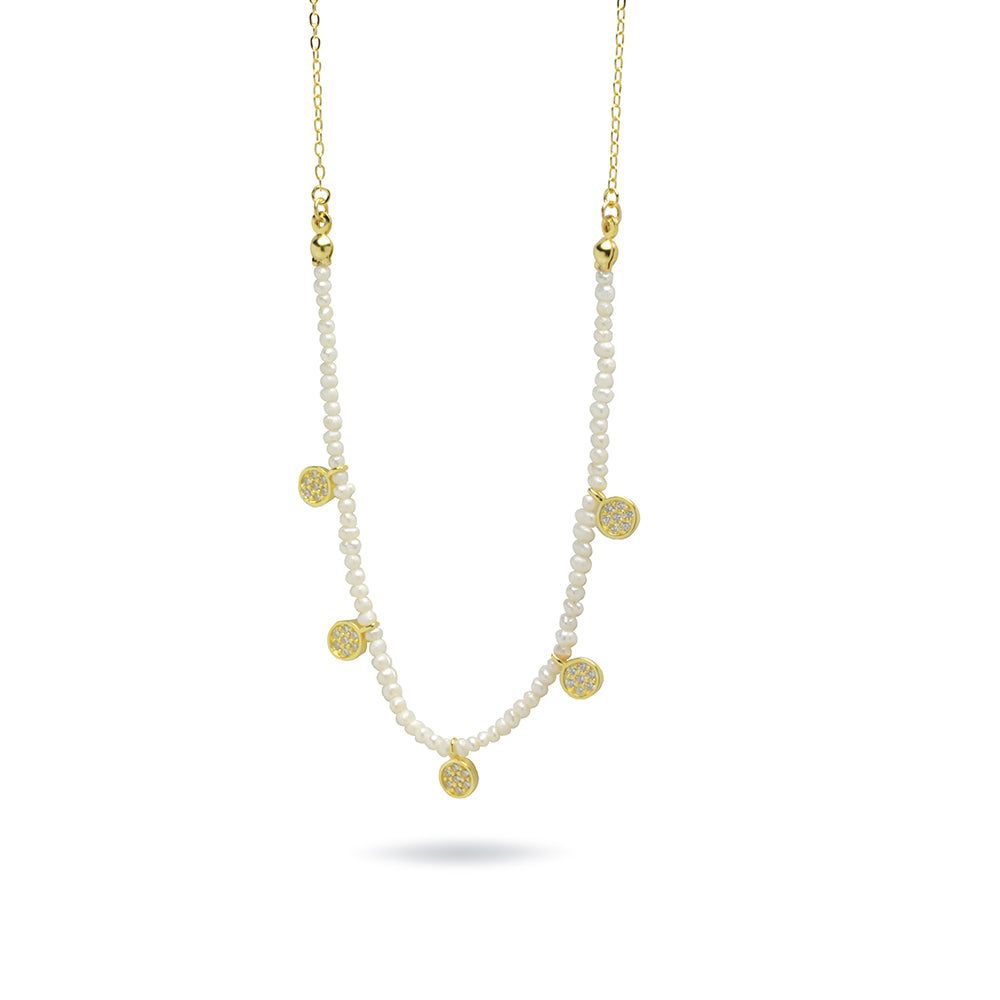 Collar perlas con chapitas