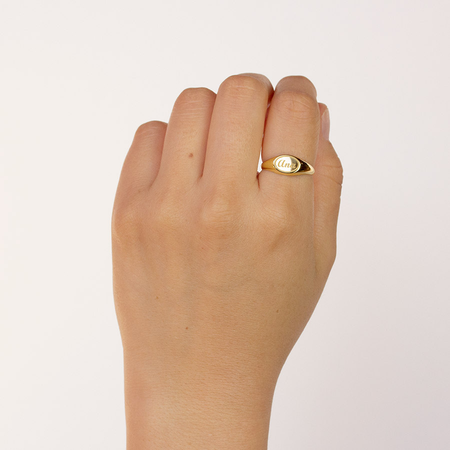 Anillo Sello Oval de Oro con Nombre Grabado