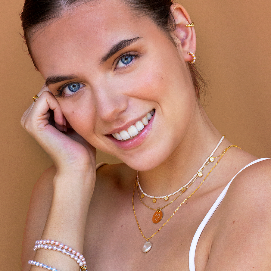 Collar perlas con chapitas