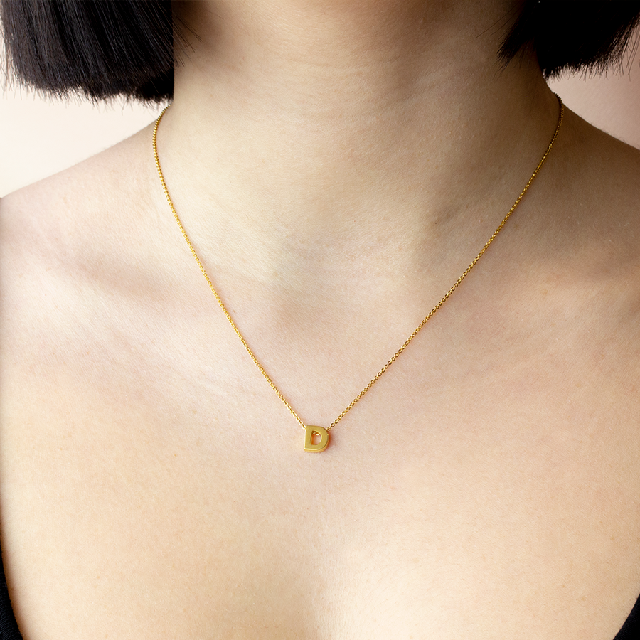 Collar con inicial minimal