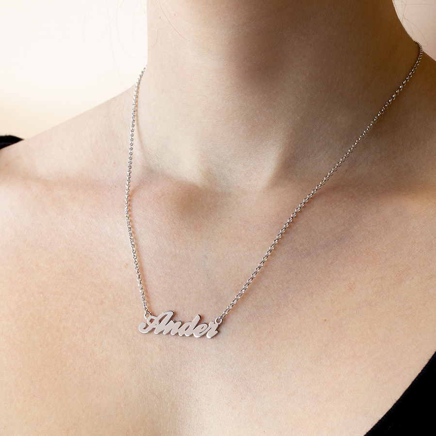 Collar con nombre clásico