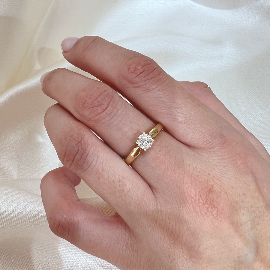 Anillo con Diamante de Laboratorio en Oro 18k