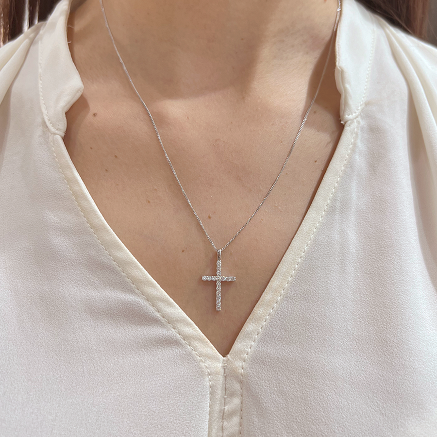 Collar Cruz de Oro con Diamantes Naturales