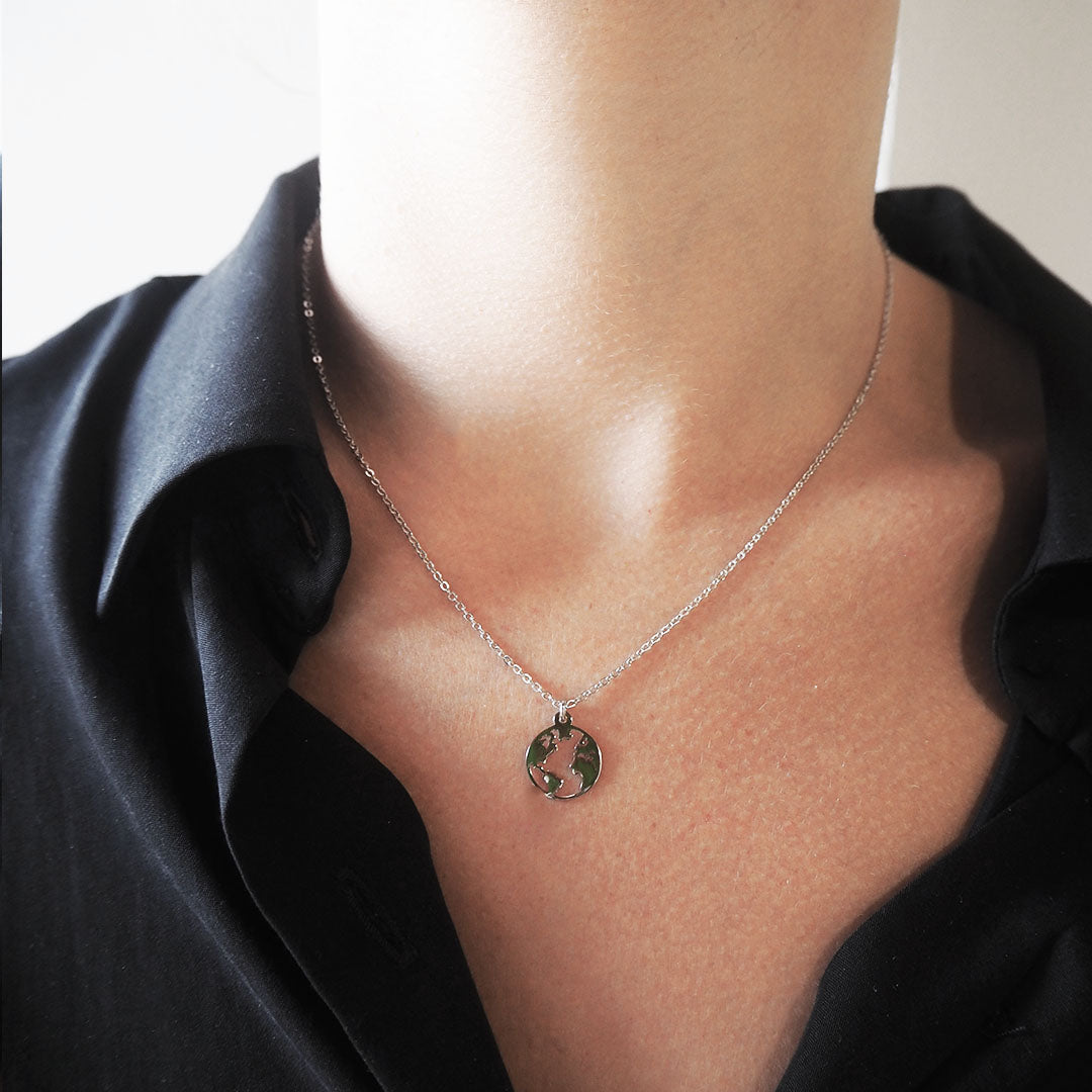 Collar Wanderlust Globe