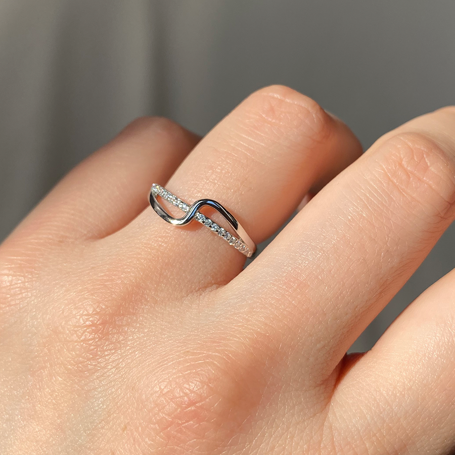 Anillo Onda y Circonitas