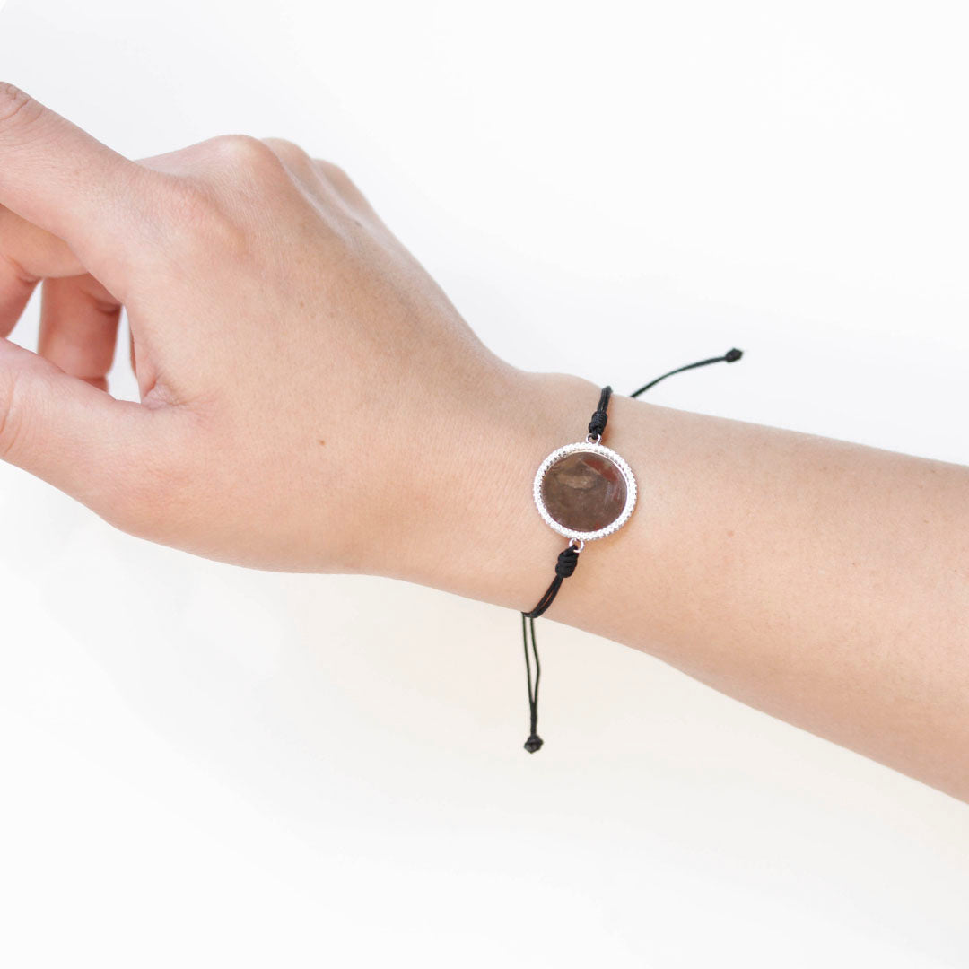 Pulsera placa de circonitas y macramé