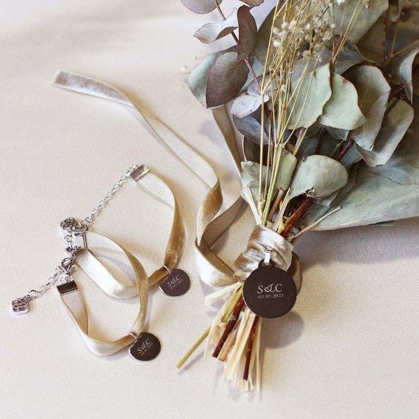 Medalla para el Ramo de Novia con Cinta de Terciopelo Beige de Plata 925