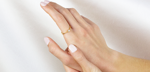 Cómo sacar un anillo del dedo cuando está atascado