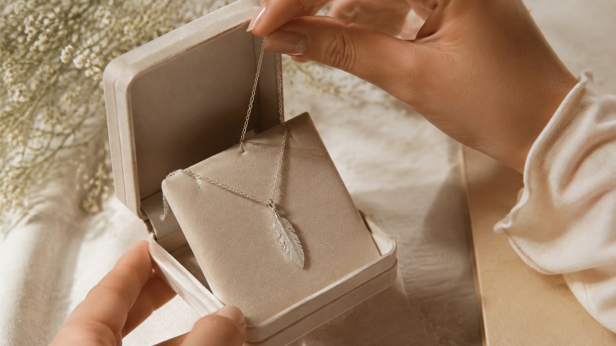 pluma significado en joyas: joyería personalizada