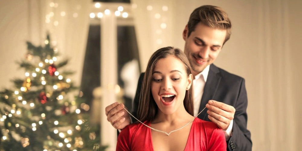 Qué joyas ponerse en Navidad: looks y combinaciones