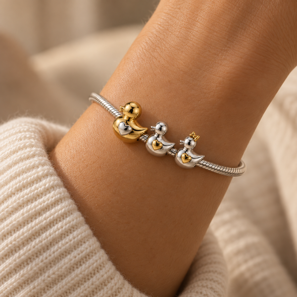 Pulsera de charms de plata de ley 925 con tres charms de patitos personalizados, puesta en la muñeca