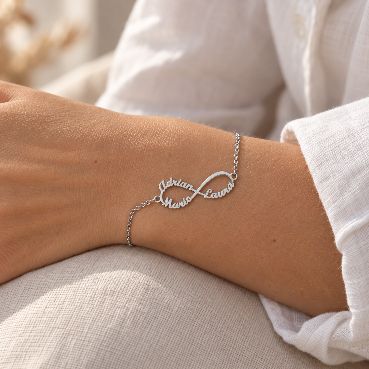 Pulsera Infinito de Plata 925 con Nombres Grabados - joya puesta | Customima